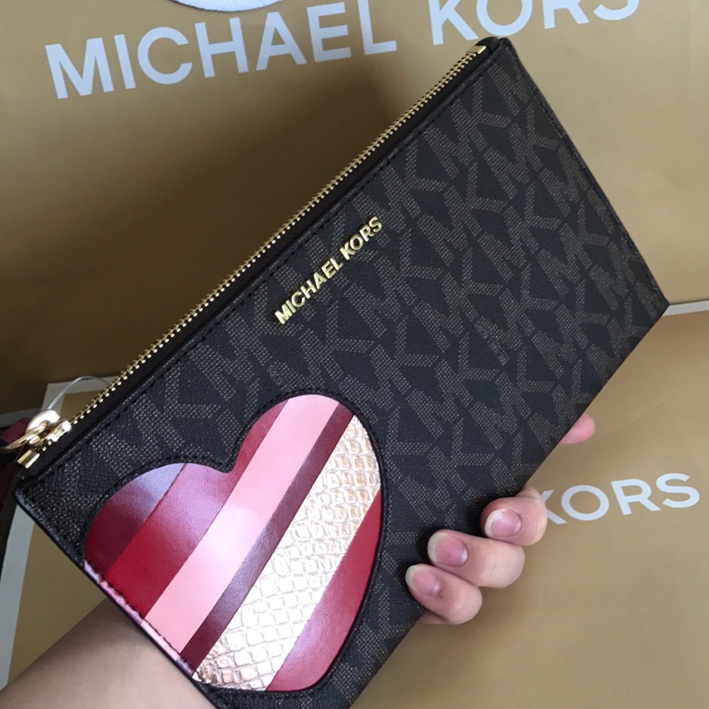 FREE 💯🆕mk zip clutch🆕heart/brown cherry color - Picture 5 of 8